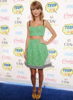 Taylor Swift trẻ trung, Selena Gomez già dặn tại Teen Choice