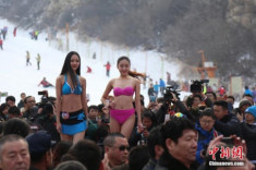 Thiếu nữ Trung Quốc mặc bikini thi sắc đẹp dưới cái lạnh âm 3 độ C