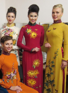 Thu Hằng mặc áo dài rạng rỡ bên người mẫu Ukraine