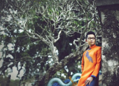 Thuận Việt tự làm mẫu cho sưu tập áo dài mới