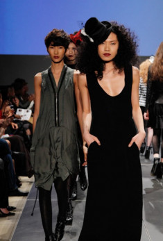 Top Model Hoàng Thùy tự tin catwalk tại New York