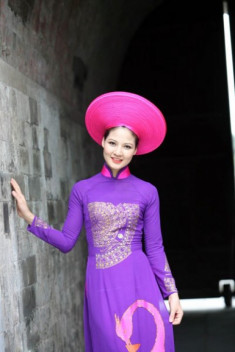 Trần Thị Quỳnh nền nã với áo dài tím