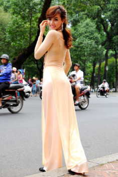 Trang Nhung dạo Sài Gòn với Á khôi Miss Ngôi Sao