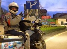 Trò chuyện cùng Biker người Argentina xuyên Việt trên chiếc BMW R1200 GS