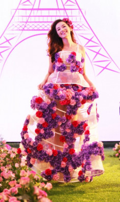 Trúc Diễm, Vân Trang diện váy kết từ hoa