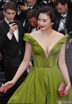 Trương Vũ Kỳ nổi hơn Phạm Băng Băng trên thảm đỏ Cannes