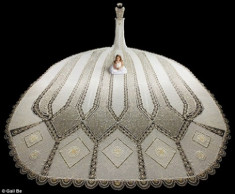 Váy cưới đính pha lê nặng 170 kg của nhà thiết kế người Mỹ