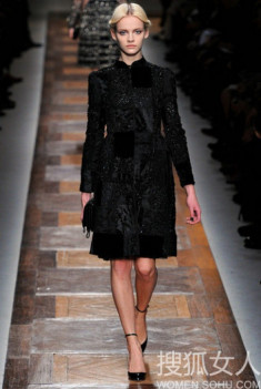 Váy đen lôi cuốn của Valentino cho thu đông 2012