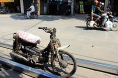 “Ve chai xe máy” tung hoành các tuyến phố Hà Nội