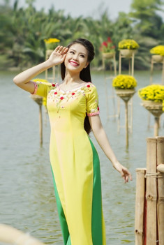 Việt Hùng tung bộ sưu tập áo dài hoa chào xuân