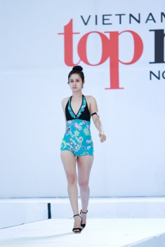 Vợ cầu thủ Thanh Bình mặc bikini thi Next Top