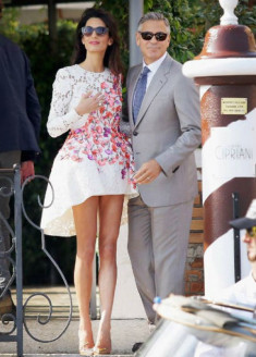 Vợ mới cưới của George Clooney mặc đẹp nhất tuần