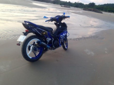 Yamaha Exciter một mình trên bãi biển