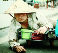 Bằng Kiều ‘vỡ nợ, lê lết đi ăn xin’ trên đường phố Sài Gòn