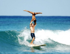 Bộ đôi tạo hình trượt băng nghệ thuật khi lướt sóng ở Honolulu