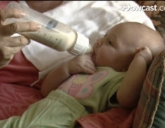Cách an toàn khi cho bé uống sữa bình