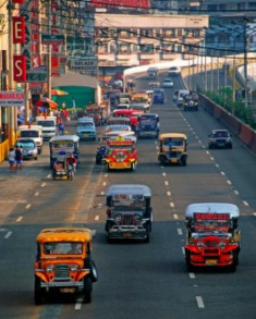 Cảm giác mạnh với xe buýt ‘chế’ trên đường phố Manila