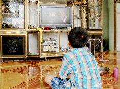 Chữa thói quen ‘ngồi đồng’ xem tivi của trẻ