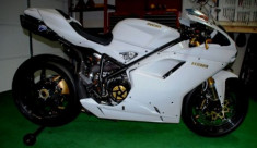 Ducati 1198 phiên bản độ trắng tinh khôi
