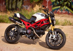 Ducati Monster 1100S độ đầy đồ chơi của nước ngoài