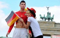 Fan nữ khoái chí tốc áo, sờ ngực tượng sáp Ronaldo