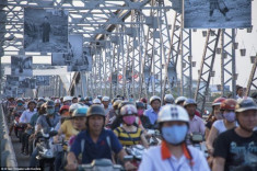 Hình ảnh giao thông Việt Nam giờ cao điểm lên báo Anh