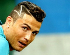 Ronaldo để kiểu tóc động viên trẻ phẫu thuật não