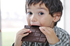 Xử lý thói xấu khi ăn của trẻ