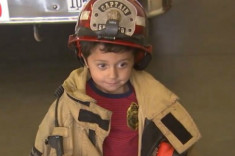 Bé 5 tuổi cứu gia đình khỏi hỏa hoạn sau 2 ngày học về phòng cháy