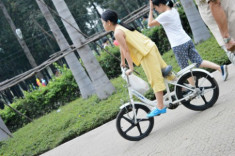 Bé đạp xe ngoài công viên
