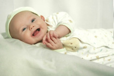 Bé sơ sinh biết cười lần đầu tiên vào lúc nào?