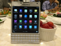 BlackBerry Passport màu trắng xuất hiện tại Việt Nam.