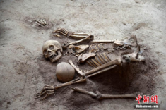 Bộ xương mẹ ôm con suốt 4.000 năm