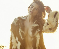 Bỏng mắt với ảnh nude bốc lửa của siêu mẫu Emily Ratajkowski