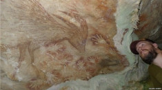 Bức tranh hang động 40.000 năm tuổi ở Indonesia