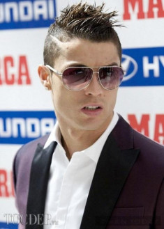C. Ronaldo tóc một vạch đi nhận giải thưởng