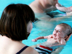 Cách dạy bơi cho con từ khi nhỏ