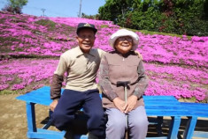 Cảm động người chồng bỏ 2 năm trời trồng hàng nghìn bông hoa cho người vợ mù ngửi hương thơm