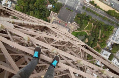 Chàng trai liều mạng leo tháp Eiffel quay phim selfie