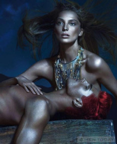 Chiến dịch thời trang Hè 2013 đầy khiêu khích của Versace