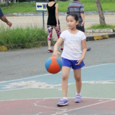 Cô bé mê bóng rổ