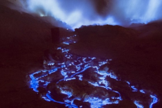 Dung nham núi lửa Indonesia có màu xanh