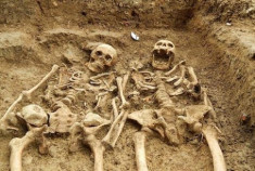 Hai bộ xương ‘nắm tay’ nhau suốt 700 năm