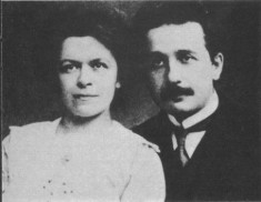 Hai bóng hồng trong đời Albert Einstein