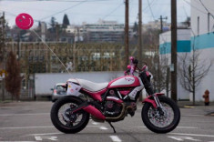 Hài hước với màn đọ dáng giữa biker và Ducati Scrambler phiên bản Hello Kitty