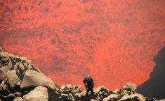 Hai nhà thám hiểm xuống ‘cổng địa ngục’ ở Thái Bình Dương