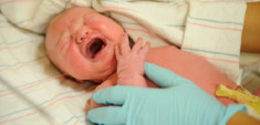 Hệ miễn dịch của trẻ sinh mổ kém hơn trẻ sinh thường