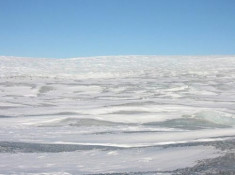 Hồ dưới băng ở đảo lớn nhất thế giới