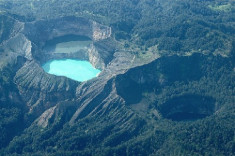 Hồ sinh ba đổi màu ở Indonesia