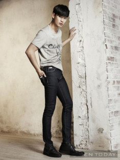 Kim Soo Hyun nam tính trong chiến dịch xuân/hè 2014 của Calvin Klein